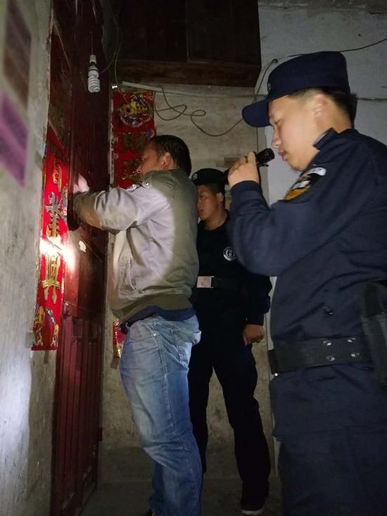 巧马镇粗心妈妈误将幼女锁家中 民警全城寻开锁师傅开门