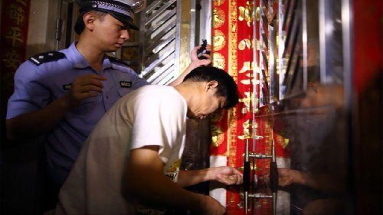 巧马镇请开锁师傅开了锁后，师傅为什么一般都不进门，就算主人请也不进去？